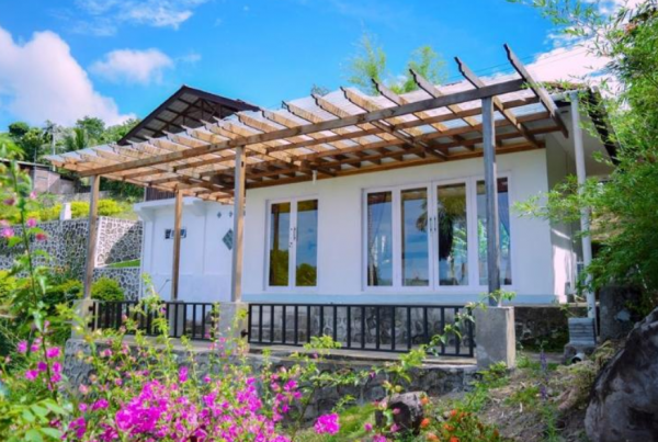 Villa dengan taman indah dan kebun bunga yang rimbun dari Belanda